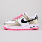 The legend lives on in the Nike Air Force 1 Girls' Shoe, a modern take on the iconic AF1 that blends classic style, fresh materials and bright colors.