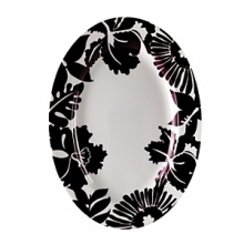 An intensive and bright dark red color that stands out on the pure white of the porcelain is the main feature of the refined fantasy of flowers and fruits that represent the décor of the Claret dinnerware collection. An intensive and bright dark red color that stands out on the pure white of the porcelain is the main feature of the refined fantasy of flowers and fruits that represent the décor of the Claret dinnerware collection.