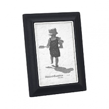 Curved leather gives this stately frame dimension, drawing the eye's attention to your photograph for a contemporary and stylish display. Curved leather gives this stately frame dimension, drawing the eye's attention to your photograph for a contemporary and stylish display.