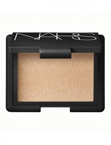 This truly versatile highlighting product may be worn on its own or layered over other color products for added highlight and dimension. The soft shimmering color will add instant radiance to any complexion, and may be used on the face and body. Made in Canada. This truly versatile highlighting product may be worn on its own or layered over other color products for added highlight and dimension. The soft shimmering color will add instant radiance to any complexion, and may be used on the face and body. Made in Canada.