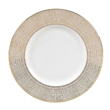 Vera Wang, in collaboration with Wedgwood, has designed a tableware collection full of understated elegance and classic beauty that embraces the ultra chic, sophisticated style that Vera is known for. Gilded Weave takes its inspiration from the Greek and Neo-classical accents used in Vera Wangs Spring 2008 Bridal Collection. The gold and platinum mixed motifs invoke themes of nature and spring with graceful and subtle flourishes. This collection is designed to stand-alone or to mix and match. Vera Wang, in collaboration with Wedgwood, has designed a tableware collection full of understated elegance and classic beauty that embraces the ultra chic, sophisticated style that Vera is known for. Gilded Weave takes its inspiration from the Greek and Neo-classical accents used in Vera Wangs Spring 2008 Bridal Collection. The gold and platinum mixed motifs invoke themes of nature and spring with graceful and subtle flourishes. This collection is designed to stand-alone or to mix and match.