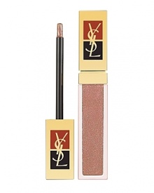 Dress your lips in a veil of shimmering gold with GOLDEN GLOSS. The gloss forms a mirror-effect on the lips which sparkles with mother-of-pearl. A complex of nourishing oils (Nigelle and Cameline Oils) protects the lips while providing total comfort. The magic and shimmer of gold captured on the lips! Dress your lips in a veil of shimmering gold with GOLDEN GLOSS. The gloss forms a mirror-effect on the lips which sparkles with mother-of-pearl. A complex of nourishing oils (Nigelle and Cameline Oils) protects the lips while providing total comfort. The magic and shimmer of gold captured on the lips!