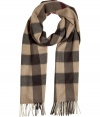 Elegant shawl made ​.​.of fine, beige cashmere from British cult label Burberry London - Signature Burberry check in extra-large size - Long and wide with decorative fringe, it is a warm and stylish accessory for a duffle coat, parka or blazer