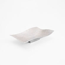 Bring the beauty of the beach to your table with the Simply Designz Ivory Collection. Handcrafted with a delicate scalloped ivory design, this elegant serving tray is equally suited to casual and formal dining. Bring the beauty of the beach to your table with the Simply Designz Ivory Collection. Handcrafted with a delicate scalloped ivory design, this elegant serving tray is equally suited to casual and formal dining.