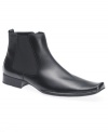 Minimalist sophistication collides with modern comfort in these men's boots. Sleek and refined, this pair of boots for men from Steve Madden are ready to step right into your weekday rotation.
