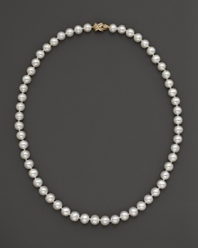 The classic freshwater pearl necklace is a must-have for the season of power pearls. The classic freshwater pearl necklace is a must-have for the season of power pearls.