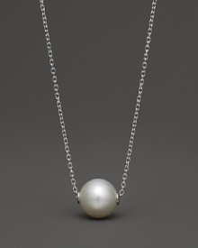 Cultured freshwater pearl necklace in white gold. Cultured freshwater pearl necklace in white gold.