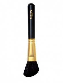 A unique bevelled head allows you to easily, precisely and quickly apply makeup to sculpt and highlight your cheekbones. Its natural bristles, amde from superior quality goat hair, are very soft, fine and ultra-supple, making it ideal for applying powder blushes. A unique bevelled head allows you to easily, precisely and quickly apply makeup to sculpt and highlight your cheekbones. Its natural bristles, amde from superior quality goat hair, are very soft, fine and ultra-supple, making it ideal for applying powder blushes.