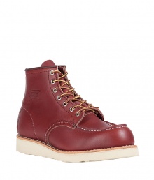 Stylish boots in red brown leather - classic Work-Boot by Red Wing which was worn by Steve McQueen at motorcycle races - nice and comfortable - smooth leather at the outside and a thick skid-free sole in signature color contrasting cream - perfect cool boots for fall and all cold winter days - pairs with all casual outfits