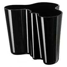 Since its introduction in 1937 at the Parisian World Fair in Paris, the Aalto vase has been a celebrated icon of design. Inspired by the beauty of the natural world, each piece echoes the untamed shorelines of Finland's thousands of lakes. The fluid lines are emblematic of the deep connection between man and nature and utterly striking to behold. Since its introduction in 1937 at the Parisian World Fair in Paris, the Aalto vase has been a celebrated icon of design. Inspired by the beauty of the natural world, each piece echoes the untamed shorelines of Finland's thousands of lakes. The fluid lines are emblematic of the deep connection between man and nature and utterly striking to behold.
