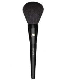 This full, natural-bristled brush is the ideal partner to all powders. The improved design and hair quality reduces fall-out, and the new rounded shape provides better powder application. How to use: Dip the brush into the powder and remove excess. Sweep the brush around the perimeter of the face and back toward the hairline. Finish with downward strokes, including the t-zone.