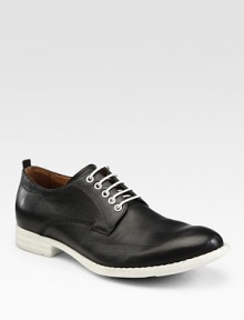 Sleek, smooth design of fine Italian leather with contrast sole.Leather upperLeather liningRubber soleMade in Italy