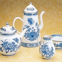 Edged in gold, this distinguished dinner service is based on a Chinese export porcelain pattern circa 1730 featuring a flowered medallion and floral sprays. Edged in gold, this distinguished dinner service is based on a Chinese export porcelain pattern circa 1730 featuring a flowered medallion and floral sprays.