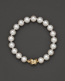 Cultured, freshwater pearl bracelet. Cultured, freshwater pearl bracelet.