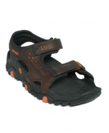 A brilliant fusion of form and function, these leather men's sandals from Timberland are right in step with your warm-weather repertoire. A brilliant fusion of form and function, these leather men's sandals from Timberland are right in step with your warm-weather repertoire.