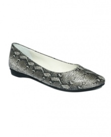 Give your look a shot of casual cool with the Truth flats by White Mountain. Featuring a classic silhouette spiced up with a captivating upper. Give your look a shot of casual cool with the Truth flats by White Mountain. Featuring a classic silhouette spiced up with a captivating upper.
