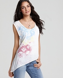 A Hawaiian-inspired floral print makes a splash on this CHASER tee for cool, tropical style. A Hawaiian-inspired floral print makes a splash on this CHASER tee for cool, tropical style.