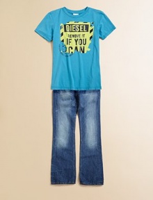 A cool, comfortable design featuring distressed denim and subtle fading on the thighs and knees. Narrow waistband with belt loopsZip fly with button closureFive-pocket style59% cotton/41% flaxMachine washImported