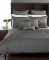 Sleek and sophisticated, this Hotel Collection Frame queen quilt adds modern flair to your bedroom. With a rectangular quilted pattern on the surface and taped edges, this sleek quilt will woo you with its deep nickel tones.