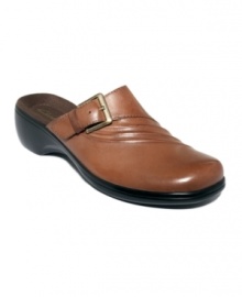 The Clarks Praire Astor Flats add an elegant twist to the comfy clog with gathered details, a smooth leather finish and an over-sized buckle embellishment. The Clarks Praire Astor Flats add an elegant twist to the comfy clog with gathered details, a smooth leather finish and an over-sized buckle embellishment.