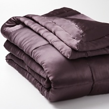 Luxurious 100% silk quilt is accented with a tufted border, reversing to cotton sateen. Luxurious 100% silk quilt is accented with a tufted border, reversing to cotton sateen.