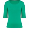 With a cool cut in soft organic cotton, Closeds elbow sleeve tee is a modern take on this must-have essential style - Scoop neckline, elbow-length sleeves - Slim fit - Wear with a boyfriend blazer, skinny jeans and booties