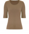 A new casual classic, this versatile organic cotton top from Closed is a must-have staple - Round neck, three-quarter sleeves, slim fit - Pair with skinny jeans or boyfriend shorts and wedge heels