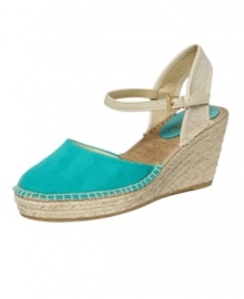 Bring a little boardwalk style to every day with the Baruna wedge sandals by Easy Spirit. With classic espadrille styling and an ultra-comfortable design, they're a summer style you can't live without.