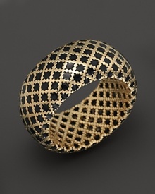 An intricate lattice design in 18K yellow gold is hand-detailed with enamel on Gucci's Diamantissima ring. An intricate lattice design in 18K yellow gold is hand-detailed with enamel on Gucci's Diamantissima ring.