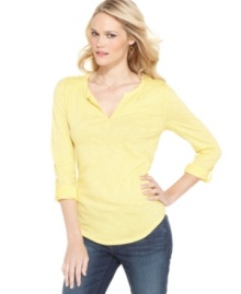 Rendered from a lightweight fabric blend, this henley tee from Calvin Klein Jeans is a must-have layering piece. Wear the sleeves long for brisk days and roll them up when the weather warms! Rendered from a lightweight fabric blend, this henley tee from Calvin Klein Jeans is a must-have layering piece. Wear the sleeves long for brisk days and roll them up when the weather warms!