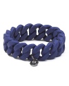Give your accessory collection an industrial overhaul with MARC BY MARC JACOBS' rubber turnlock bracelet. In a vivid shade, the logo-stamped style enlivens daily looks with ease.