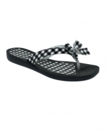 Everything is sweeter with a bow. Keep your casual style cute with the Tutu5 thong sandals by GUESS. Everything is sweeter with a bow. Keep your casual style cute with the Tutu5 thong sandals by GUESS.