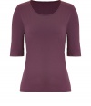A new casual classic, this versatile organic cotton top from Closed is a must-have staple - Round neck, three-quarter sleeves, slim fit - Pair with skinny jeans or boyfriend shorts and wedge heels
