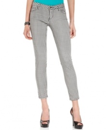 In a cheeky gingham plaid, these GUESS cropped skinny pants reference retro-chic! In a cheeky gingham plaid, these GUESS cropped skinny pants reference retro-chic!