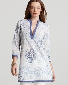 Segue into a softer palette with this Vineyard Vines tunic boasting breezy cotton in a subtle tropical print. Segue into a softer palette with this Vineyard Vines tunic boasting breezy cotton in a subtle tropical print.