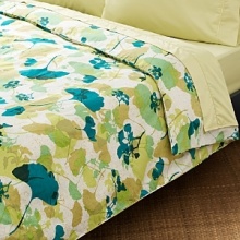 A signature DVF print, the Ginkgo Leaf has adorned everything from dresses to bracelets, and now this stand-alone Duvet. Shades of green and white create a dynamic and soothing way to sleep. A signature DVF print, the Ginkgo Leaf has adorned everything from dresses to bracelets, and now this stand-alone Duvet. Shades of green and white create a dynamic and soothing way to sleep.