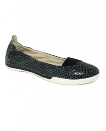 Nine West Original gives a classic low-profile design a biting makeover. The exotic python-embossing amps up your casual look. Nine West Original gives a classic low-profile design a biting makeover. The exotic python-embossing amps up your casual look.