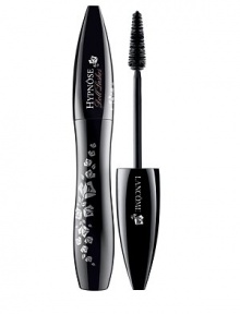 A volumized, extended and full lash fringe for a wide-eye look. The secret behind this amazing result? A new, unique, cone-shaped brush provides an extremely smooth and clean application, precisely defining even your hard-to-reach corners and lower lashes. Combined with the exclusively developed FiberShine formula, it sculpts, curls and loads each lash for the ultimate shiny lash fringe. Lift and thicken every single lash without weighing it down. A volumized, extended and full lash fringe for a wide-eye look. The secret behind this amazing result? A new, unique, cone-shaped brush provides an extremely smooth and clean application, precisely defining even your hard-to-reach corners and lower lashes. Combined with the exclusively developed FiberShine formula, it sculpts, curls and loads each lash for the ultimate shiny lash fringe. Lift and thicken every single lash without weighing it down.