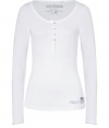 Work an effortless edge into your casual staples with True Religions white henley, detailed in a super soft mix of lightweight cotton-modal - Scoop neckline, long sleeves, logo patch and printing on front and back at hemline - Slim fit - Wear with casual separates and shearling-lined boots