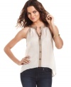 An asymmetrical hi-lo hem ups the edge on this chiffon Kensie tank for a effortlessly chic look!