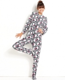 Absolutely warm, from head to toe. Hello Kitty's Bundled Up print footie pajamas feature long-sleeves and a zipper front. Absolutely warm, from head to toe. Hello Kitty's Bundled Up print footie pajamas feature long-sleeves and a zipper front.