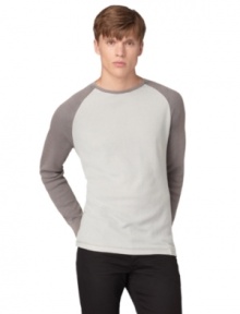 Simple yet stylish, this Calvin Klein Jeans baseball tee is a homerun. Simple yet stylish, this Calvin Klein Jeans baseball tee is a homerun.
