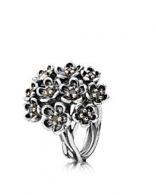 Send yourself a boutique that's always in bloom. PANDORA's sterling silver floral ring comes accented with luxe 14K gold and black spinel details.