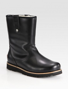Superior warmth and comfort are guaranteed in this smooth leather design with sheepskin lining.Sheepskin liningPadded insoleRubber soleFur origin: China Superior warmth and comfort are guaranteed in this smooth leather design with sheepskin lining.Sheepskin liningPadded insoleRubber soleFur origin: China
