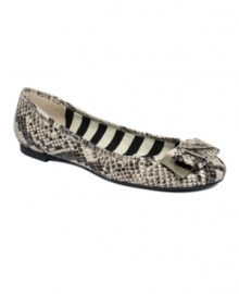 Round out a polished look with the easiness of the Ganila flats by GUESS. A simple profile gains leverage from sophisticated bow and metal plate trimmings. Round out a polished look with the easiness of the Ganila flats by GUESS. A simple profile gains leverage from sophisticated bow and metal plate trimmings.
