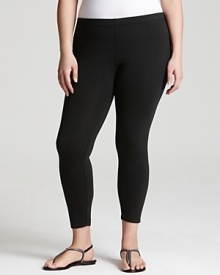 Cut in an on-trend cropped silhouette, these super-soft Splendid leggings offer season-spanning style and comfort. Cut in an on-trend cropped silhouette, these super-soft Splendid leggings offer season-spanning style and comfort.