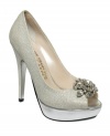 E! Live From the Red Carpet'a E0039 platform evening pumps are topped with a beautiful, sparkling jeweled accent on the vamp.