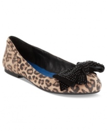 Fall in love with the adorable oversized bow on the vamp of BCBGeneration's Linny flats. Fall in love with the adorable oversized bow on the vamp of BCBGeneration's Linny flats.