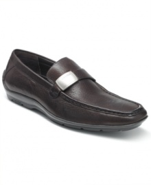 Textured leather and a polished metallic bit across the vamp updates this timeless pair of men's casual shoes from Calvin Klein with the right amount of modern edge. Textured leather and a polished metallic bit across the vamp updates this timeless pair of men's casual shoes from Calvin Klein with the right amount of modern edge.