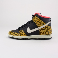 With a slim high-top profile for extra stability, the Nike Dunk High Skinny Women's Shoe delivers a premium fit and old-school hoops flavor. Imported. With a slim high-top profile for extra stability, the Nike Dunk High Skinny Women's Shoe delivers a premium fit and old-school hoops flavor. Imported.